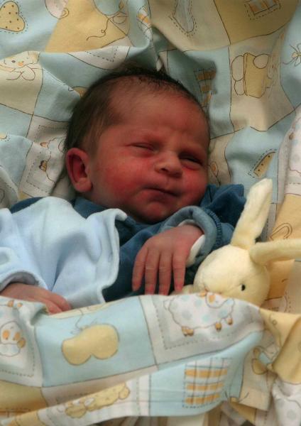 voici mon petit fr�re romain (� sa naissance)