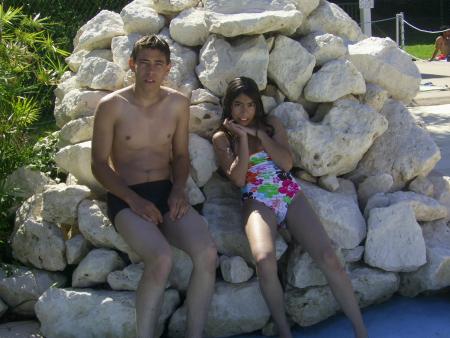 Voici ma petite copine  Juju et son grand fr�re !!